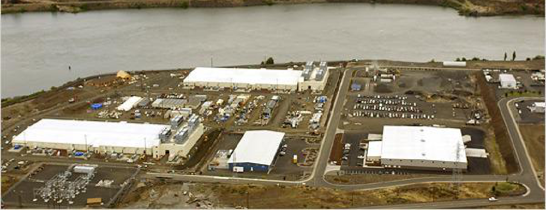 Google’s site at The Dalles, Oregon (from the course slides). Data-center buildings surrounded by large areas of land, right next to a river: the site-selection criteria made visible.